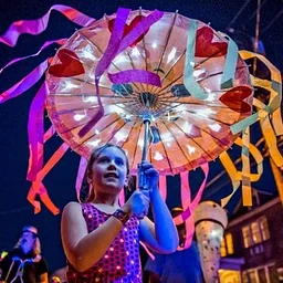Illuminated Parasols – Lantern Parade Workshop