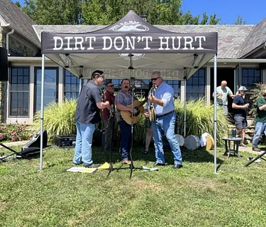 Live Music feat. The Shade Tree Collective