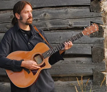 LIVE MUSIC: MATHIAS