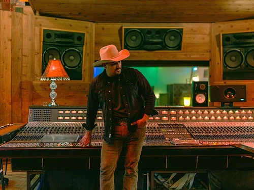 Arch Ray Sessions: Live + Unplugged with Abe Mac