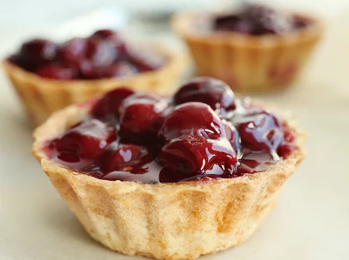 Quinoa Bakes: Cherry Mascarpone Tartlets (Bilingual)