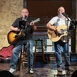 Live Music by Harmonie Road