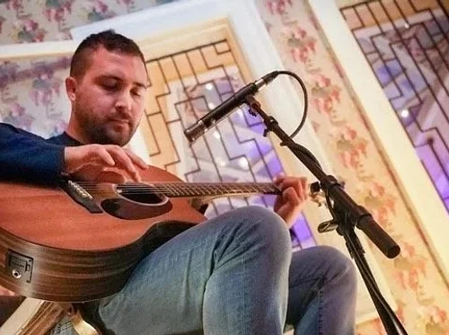 Live Music featuring Ryan Mendolla