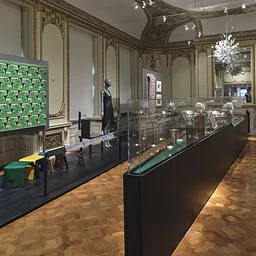 Drop-in Sketching in the Galleries
