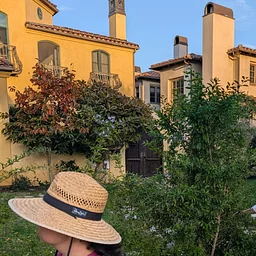 Garden Paths & Architectural Gems Friday Walking Tour