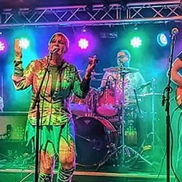 LIVE MUSIC - Someone You Can Xray