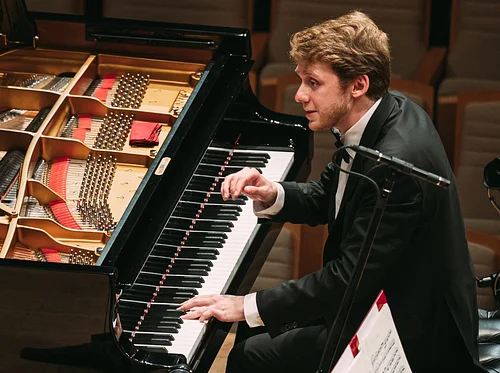 Piano Series: Anthony Ratinov