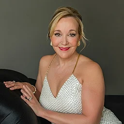 Janet Paulsen – Swinging through the Decades: Cinema Songs of the 20th Century