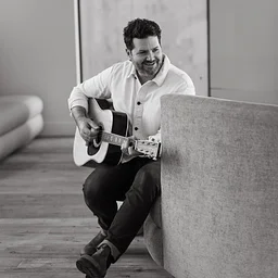 Happy Hour with Sparkling Pointe with live music by Jeff LeBlanc