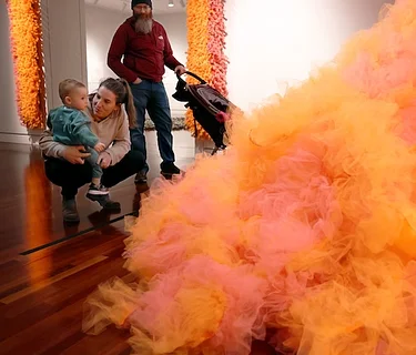 Ana María Hernando’s Mover montañas / Moving A Mountain