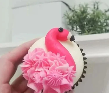 Cupcake decorating class – Flamingos at The Vineyard at Hershey