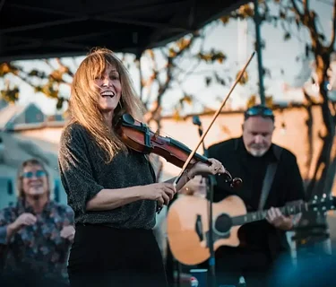 LIVE MUSIC: "Amy Daves — Only Yesterday! Tribute To Karen Carpenter, Anne Murray, And Ronstadt" @ Central Square, Glenwood