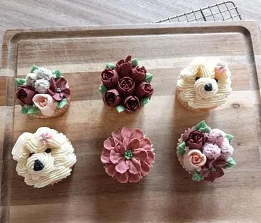 Cupcake decorating class – Puppies & florals at The Vineyard at Hershey