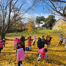 Little Explorers: Colorful Leaves