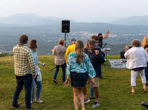 Summit Sounds with The Housie Shakers