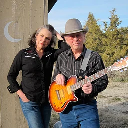 🎶🎸 LIVE MUSIC AT THE RIVER EDGE WITH KIMBERLEE & LOUIE BOND! 🎷🎹