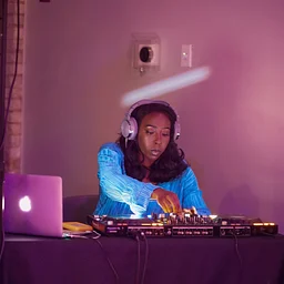 Late Night Lounge: DJ McShellen