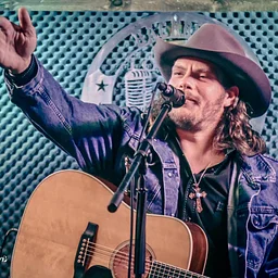 Singer/Songwriter – Danny Johnson