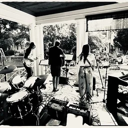 LIVE MUSIC with Kingra Hoff