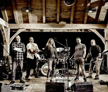 Decked Out Live with Fully Stocked at The Vineyard at Hershey