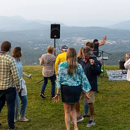 Summit Sounds with The Housie Shakers