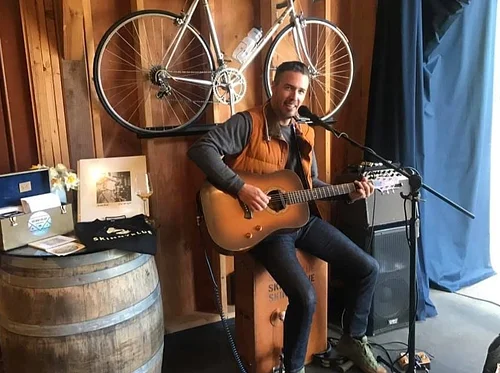 Live music at the Manette Wine Bar: Thys Wallwork