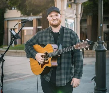 Music by Chris Rogers, food by Fratelli’s Pizza