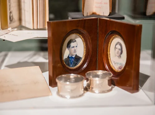 Special Themed Tour: Keepsakes & Curiosities