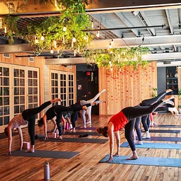 Be Easy Meditation: Candlelight Yoga Flow