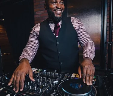 DJ Leonidis – Glow Party