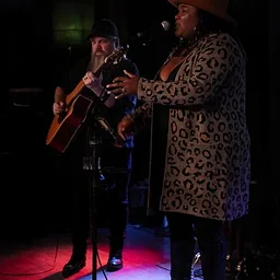Live music with The bozwellz