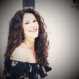 LIVE Music – Emily Smith