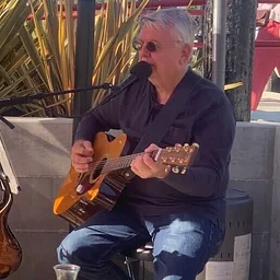 LIVE MUSIC – Ken Warwick