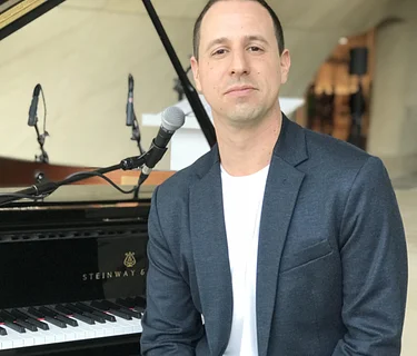 Saturday Live Music Series – Avi Wisnia