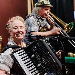 Live Musik by Karen & The Musik Meisters 5-8PM