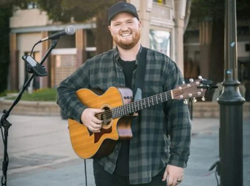 Music by Chris Rogers, food by Fratelli’s Pizza