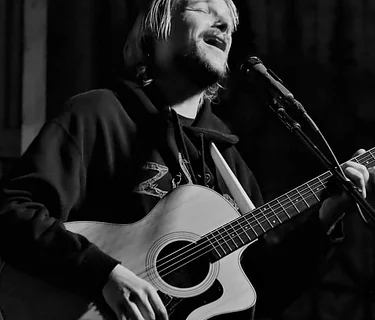 Sunday Brunch Live Music Series – Justin Love