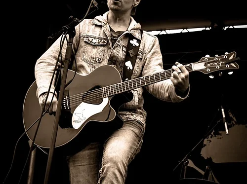 Free Live music with Rob Bass at The Vineyard at Hershey