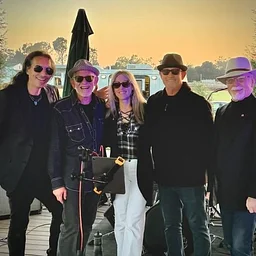 Live Music: King Bee, 6-9 pm/ Food Truck: DisFruta