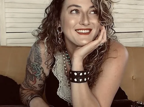 Groove & Grub: Jojo Fire and Mac’N Wag’N