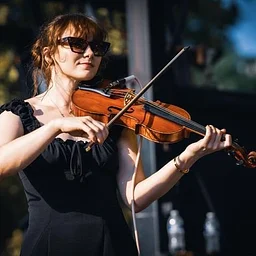 LIVE MUSIC: Caroline Vain
