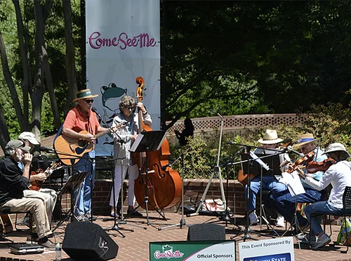 Glencairn Garden Lunchtime Entertainment