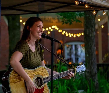 Taylor Marie Burnett - live music at Popovers at Brickyard Square