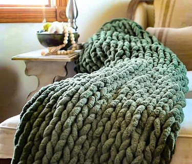 Finger Knitting A Chunky Blanket