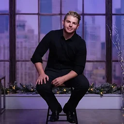 Cody Qualls Holiday Performance