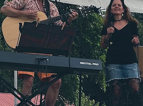 Live music: The Honey Earners