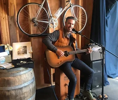 Live music at the Manette Wine Bar: Thys Wallwork