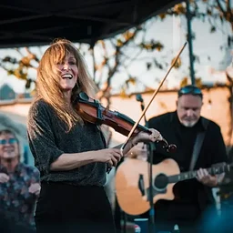 LIVE MUSIC: "Amy Daves — Only Yesterday! Tribute To Karen Carpenter, Anne Murray, And Ronstadt" @ Central Square, Glenwood