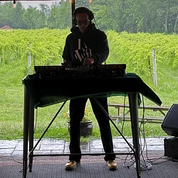 AfroBeat & Deep House with DJ Lavilamod