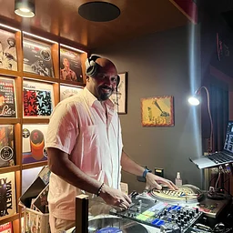 THE GROOVE with DJ BRUCE BLAQ